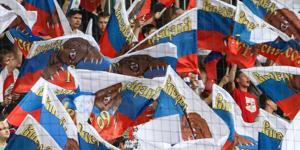 Отобрали флаги и раздели. Российских фанатов публично унизили на чемпионате Европы Отобрали флаги и раздели. Российских фанатов публично унизили на чемпионате Европы