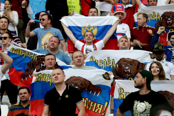 Отобрали флаги и раздели. Российских фанатов публично унизили на чемпионате Европы Отобрали флаги и раздели. Российских фанатов публично унизили на чемпионате Европы